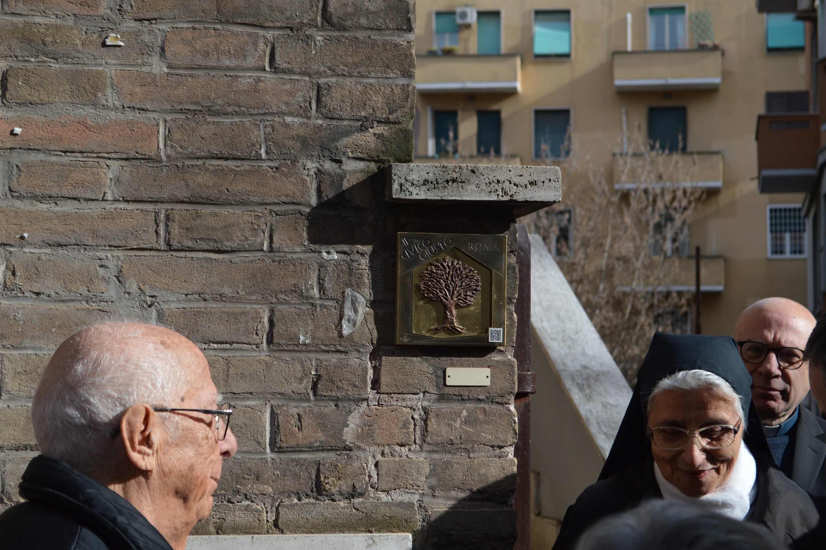 Targa commemorativa in bronzo del civico giusto