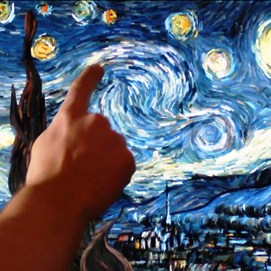 immagine decorativa con Il cielo stellato di van gogh sullo schermo interattivo con il quale si può interagire.