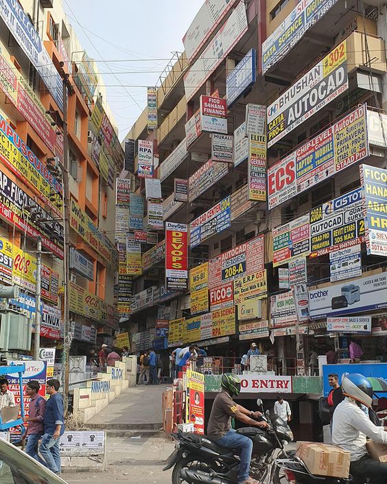 foto di condominio di città orientale tappezzato di grafica pubblicitaria