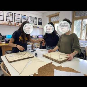 laboratorio di modellazione con ragazzi al lavoro